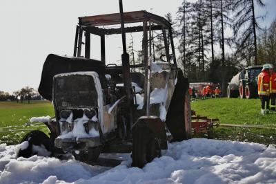 Kaisersbach: Traktor brennt auf Feld aus - Feuerwehr loescht mit grossen Schaummassen die Flammen